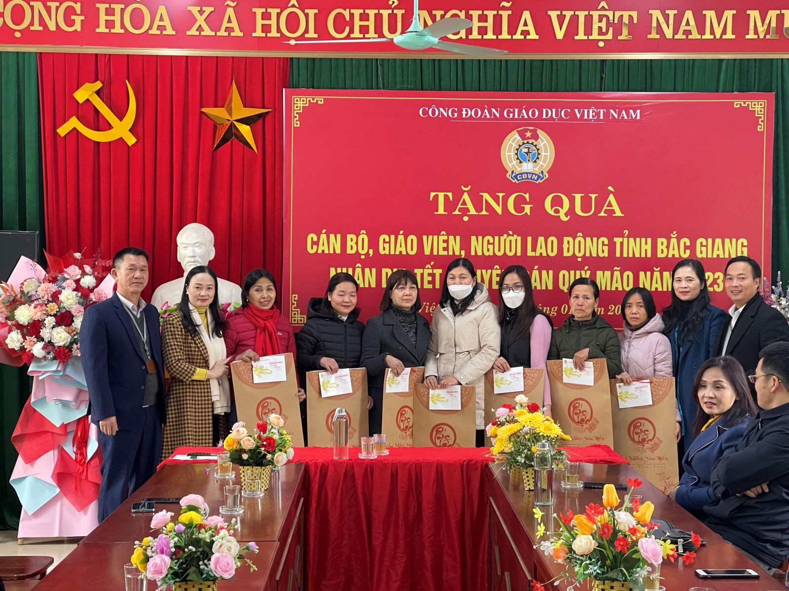 Công đoàn Giáo dục Việt Nam tổ chức thăm hỏi và tặng quà cho giáo viên tỉnh Bắc Giang