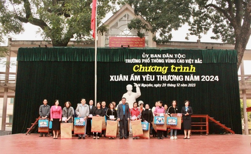 Công đoàn Giáo dục Việt Nam tổ chức chương trình “Tết sớm với cán bộ, nhà giáo, người lao động và học sinh vùng cao” năm 2024