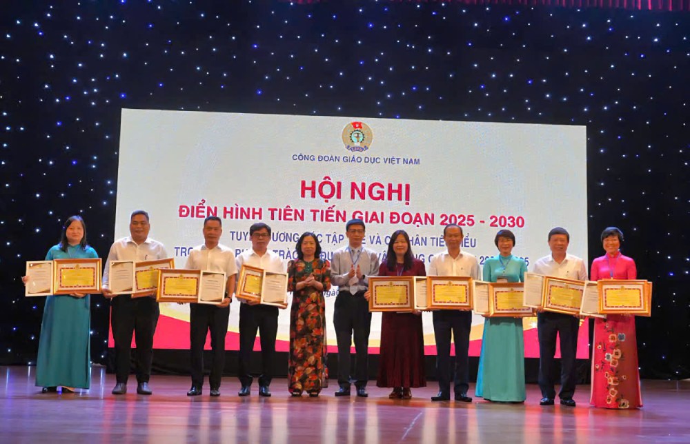 Tuyên dương tập thể, cá nhân tiêu biểu ngành giáo dục giai đoạn 2020-2025