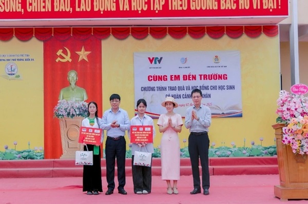 Công đoàn Giáo dục Việt Nam giúp học trò nghèo viết tiếp ước mơ