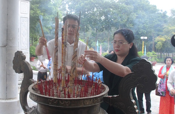 Công đoàn giáo dục Việt Nam phối hợp với Bộ Giáo dục và Đào tạo tổ chức viếng Nghĩa trang liệt sĩ Đồi 82 Tân Biên và nghĩa trang liệt sĩ ngành Giáo dục tại tỉnh Tây Ninh